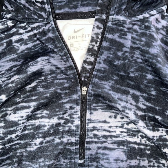 Active wear top. Long sleeve stretchy material size xl - Picture 2 of 4